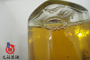 濃度高苦茶油搖晃後高張力形成呈現薄膜狀 濃度高苦茶油搖晃後高張力形成呈現薄膜狀
