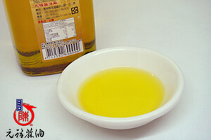 低溫製程苦茶油顏色清澈淺金黃色 低溫製程苦茶油顏色清澈淺金黃色